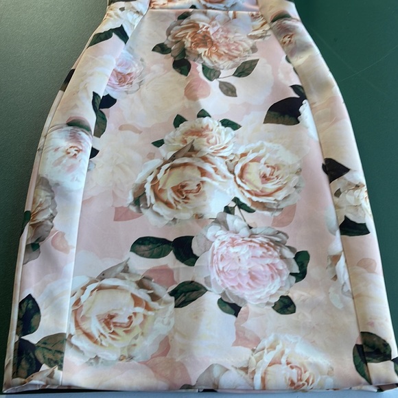 Woman’s dress - Picture 2 of 4